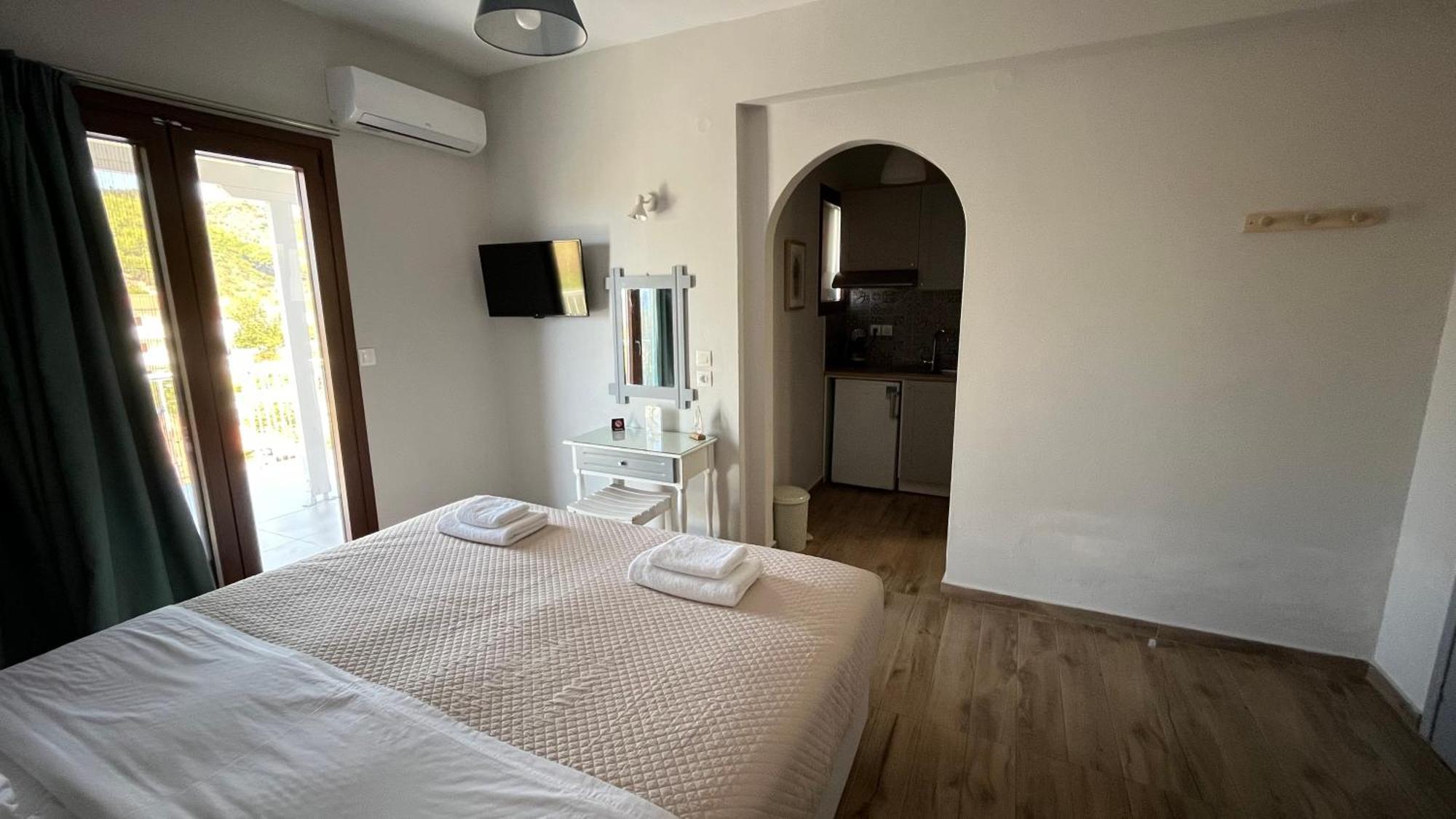 Golden Evelyn Aparthotel Agia Paraskevi  Exteriör bild